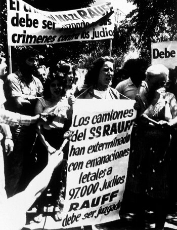Beate se manifesta en 1984