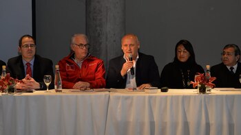 En el centro, el ministro