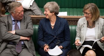 Theresa May (centro) mira a