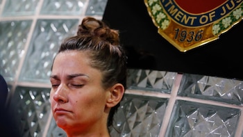 Talbot gesticula durante la conferencia