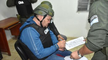 Saucedo declarando y firmando documentación,