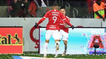 Paolo Guerrero celebra con Andrés
