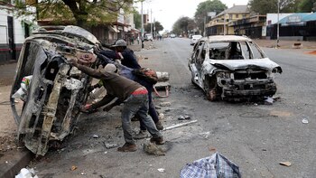Una ola de violencia racial golpea a Sudáfrica (Reuters)