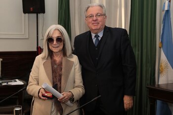 María Kodama junto al rector Alberto Barbieri