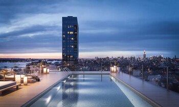 Sin duda, lo más destacado de la propiedad es la piscina privada en la azotea, ubicada en una de las dos terrazas