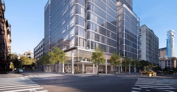Ubicado en la calle Broome en el moderno barrio de SoHo de Manhattan, el edificio fue diseñado por el “starchitect” italiano ganador del Premio Pritzker, Renzo Piano, y la fachada de vidrio se asemeja a su último proyecto de Nueva York, el Museo Whitney de Arte Americano