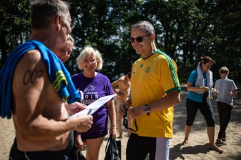 Michael Adamski (de amarillo) es