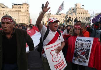 Manifestantes protestan contra el congreso