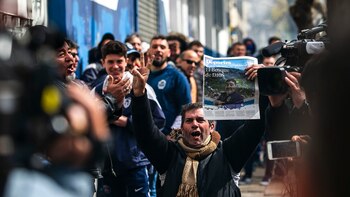Una multitud de fanáticos inundó las inmediaciones de la sede de Gimnasia antes de que esta abra sus puertas