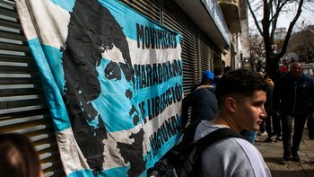 Banderas dedicadas al “Diez” se pudieron apreciar en la fila de espera