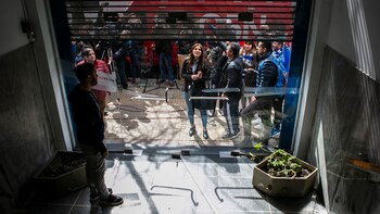 Apenas levantaron las percianas ya había más de cinco cuadras de personas para hacerse socios