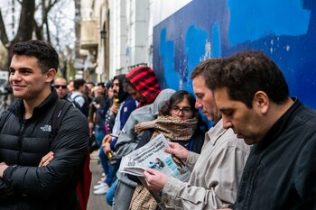 Algunos presentes acamparon casi tres horas en la puerta de la institución