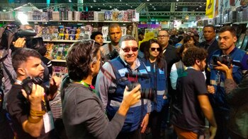 El Seop recorriendo la Bienal