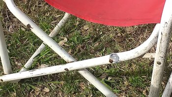 Los disparos agujerearon las sillas