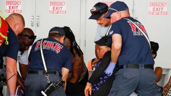 Una mujer es asistida por los equipos rescatistas en la isla de Gran Bahama (Reuters/ Joe Skipper)