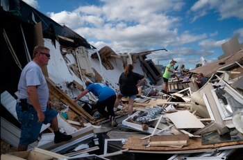 Vecinos ayudan a la propietaria