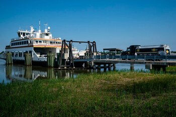 Un camión de combustible y