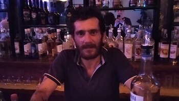 Dimitris Aspiotis, libre en un bar a pesar de haber sido sentenciado a 52 años de prisión en 2012. Fue la condena más larga dictada en un tribunal griego por violación, pero solo cumplió 9 años detrás de las rejas
