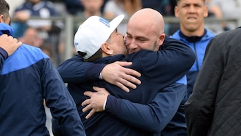 El abrazo que vieron todos: Maradona y Méndez, en el campo de juego. Lejos de las cámaras se dio una charla frontal y honesta (Foto Baires)