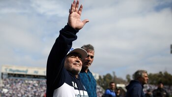 Maradona saluda al público y, detrás, Gabriel Pellegrino, titular del club (Foto: REUTERS/Agustin Marcarian)