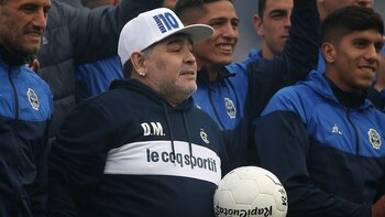 El Diez, en su jornada de gloria en el estadio Juan Carmelo Zerillo, junto al plantel (Foto: REUTERS/Agustin Marcarian)