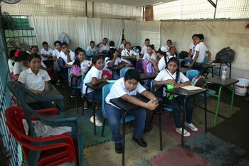 En diversas comunidades, padres de