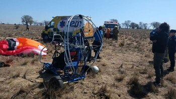 Los restos del aparato donde viajaban los dos ocupantes que cayeron a tierra (Foto Canal 11)