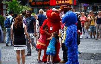 La familia de la víctima posó junto al personaje de Elmo (de color rojo en la imagen) para una fotografía. Varios testigos aseguraron haber visto cómo el agresor tocaba el trasero de la adolescente (Foto: Reuters)