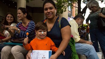 Verónica de Carrós junto a su hijo