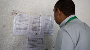 Un venezolano consulta los requisitos para la visa en el consulado de Perú en Caracas (Foto: Luis Morillo)