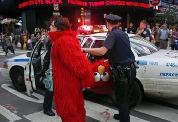 Dan Sandler, disfrazado de Elmo, fue detenido en septiembre de 2012 (Foto: Reuters)