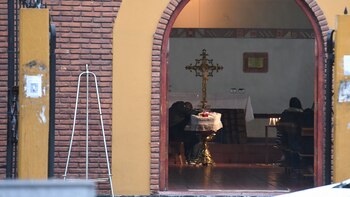 Christian, la pareja de la agente de tránsito que falleció en un siniestro vial, en la capilla del barrio Charrúa de Pompeya
