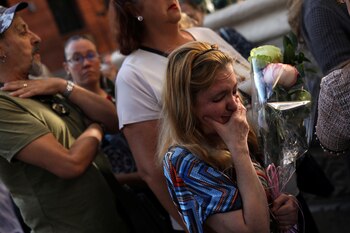 Una seguidora del cantante llora al ver llegar el féretro de Camilo Sesto, que llegó a vender más de 70 millones de copias en sus 40 años de carrera (Reuters/Susana Vera)