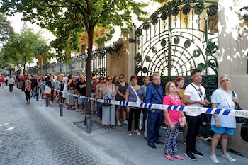 Cientos de seguidores hacen cola en el exterior de la sede de la SGAE, en Madrid, donde se celebró la capilla ardiente. Este fue también el lugar que acogió en los años 70 la presentación de su disco “Todo de mí” (Foto: Emilio Naranjo/EFE)