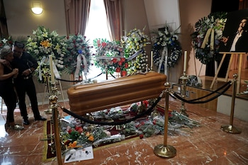 Coronas de flores , ramos, y grandes fotografías y posters del cantante rodean el ataúd. Según confirmó su representante, los restos del difunto serán incinerados cuando termine el duelo (Foto: Reuters/Susana Vera)