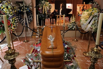 El ataúd del cantante español Camilo Sesto, durante la capilla ardiente celebrada en Madrid, este lunes 9 de septiembre (Foto: Reuters/Susana Vera)