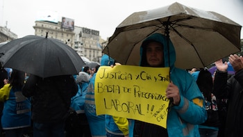 Uno de los carteles con reclamos en la movilización