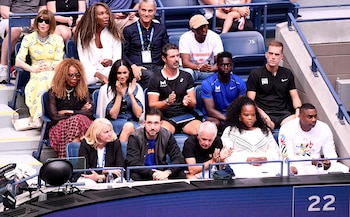 (Reuters) Meghan Markle sentada en las gradas junto a la mamá de Serena Williams