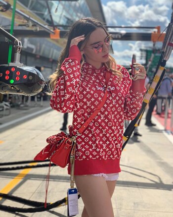 El look de Belinda en la Fórmula 1 (IG: belindapop)