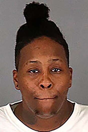 La hermana de Leonard es acusada de asesinato (AP)