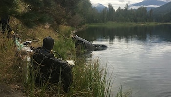 Un Honda Accord es rescatado del agua en el lago Griffin Lake en Columbia Británica el 24 de agosto. (Foto: Royal Canadian Mounted Police)