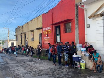 Migrantes esperan en fila afuera de la oficina para refugiados en Tapachula, México. (Foto: Washington Post, Mary Beth Sheridan)