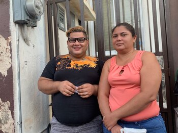 Edwin Edgardo Rivera, 32, espera junto a su compañera Mabel Portillo, 35, afuera de la oficina de refugiados. (Foto: Washington Post, Mary Beth Sheridan)