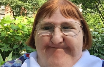 Tras contestar a los abusadores que intentaron intimidarla por redes sociales, Melissa Blake fue aplaudida por miles de usuarios en Twitter (Foto: Twitter @melissablake)
