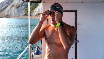 Matías Ola minutos antes de saltar al canal de la Mancha. El nadador tucumano pretendía nadar cincuenta kilómetros del Paso de Calais en poco más de once horas