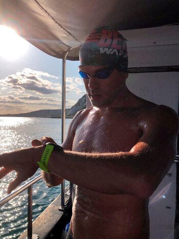 El nadador debe untarse en su piel un compuesto de lanolina y vaselina para proteger su piel del frío y la sal