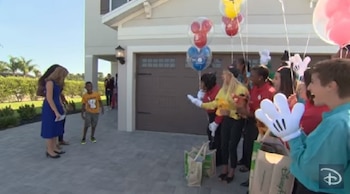 Jermaine dijo que se sentía superfeliz y fascinado por poder conocer Walt Disney Resort. Llevaba un año reuniendo dinero para poder cumplir ese sueño (Foto: Youtube Disney Parks)