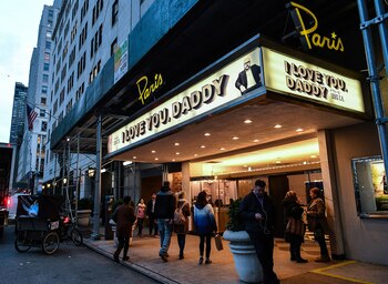 The Paris Theatre, frente al Plaza Hotel, fue el último cine de una sola pantalla de Manhattan.
