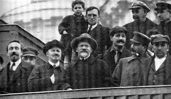 Nikolai Bujarin (segundo desde la