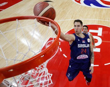 Stefan Jovic anota bajo la impotencia de Facundo Campazzo